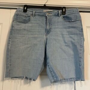 Levi Bermuda shorts with raw hem